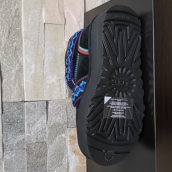 UGG Women's Classic Mini II Braid Platform Boot - Picture 10 of 10